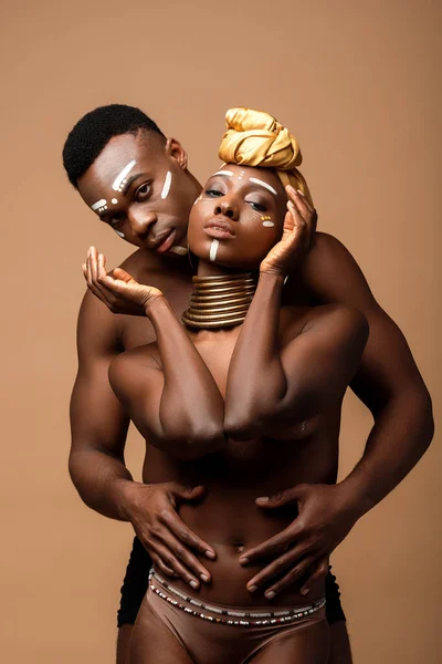 Sexy Tribal Afro Casal Posando Isolado Bege — Fotografia de Stock