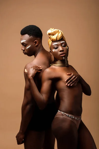 性感的赤身裸体的非洲黑人夫妇在米色上摆出孤身一人的姿势 — 图库照片