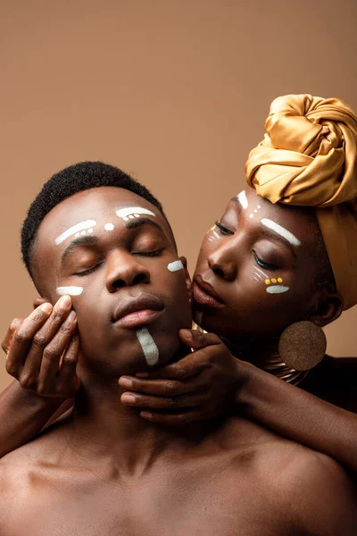 Гола Пара Племінних Афро Пофарбованими Обличчями Ізольовані Бежевому — стокове фото