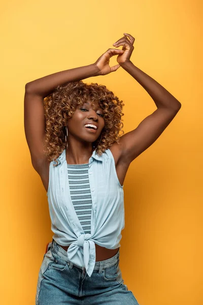 Feliz Mulher Americana Africana Com Mãos Acima Cabeça Fundo Amarelo — Fotografia de Stock