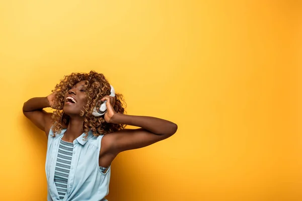 Feliz Mulher Afro Americana Ouvir Música Fones Ouvido Fundo Amarelo — Fotografia de Stock