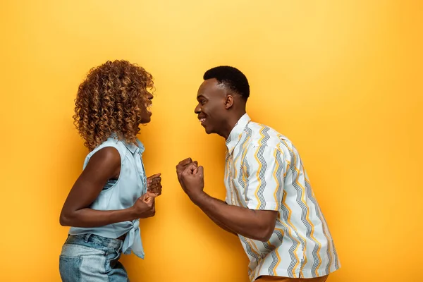 Side View Happy African American Couple Showing Yes Gesture Yellow — Stock Photo, Image