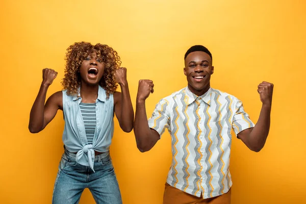 Feliz Africano Americano Pareja Mostrando Gesto Amarillo Colorido Fondo — Foto de Stock