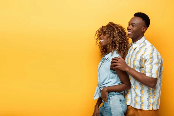 Vista Lateral Casal Americano Africano Feliz Fundo Colorido Amarelo — Fotografia de Stock