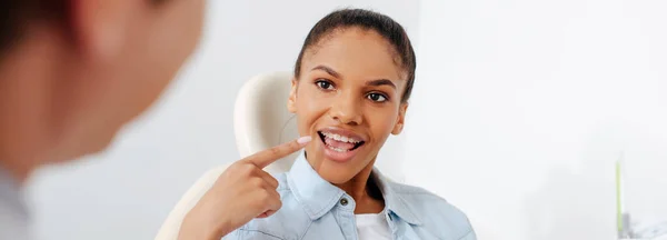 Panoramic Shot African American Woman Opened Mouth Pointing Finger Braces — Stock Photo, Image