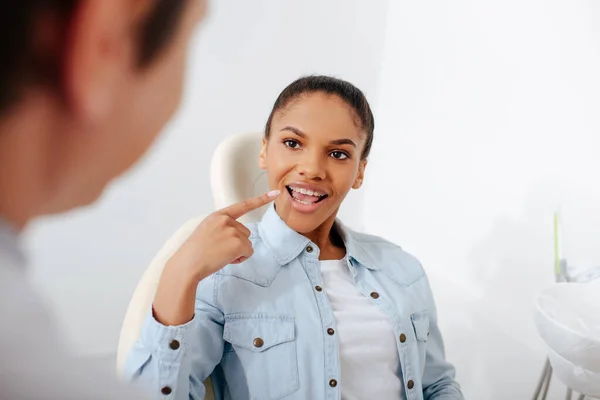 Enfoque Selectivo Mujer Afroamericana Con Boca Abierta Apuntando Con Dedo — Foto de Stock