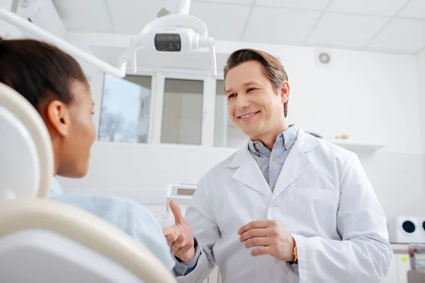 Enfoque Selectivo Dentista Feliz Mirando Paciente Afroamericano Gesto Clínica —  Fotos de Stock