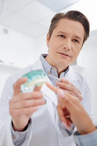 Επιλεκτική Εστίαση Του Οδοντίατρου Κοιτάζοντας Τον Ασθενή Δείχνοντας Δάχτυλο Στο — Φωτογραφία Αρχείου