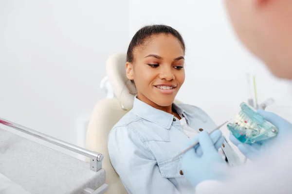 Selektivt Fokus Glad Afrikansk Amerikansk Kvinna Tandställning Nära Tandläkare Hålla — Stockfoto