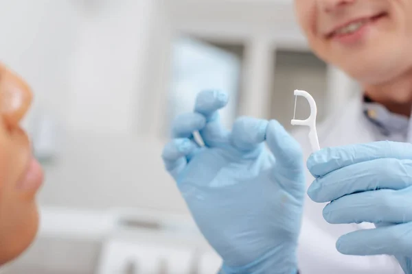 Vue Recadrée Dentiste Dans Des Gants Latex Tenant Bâton Fil — Photo