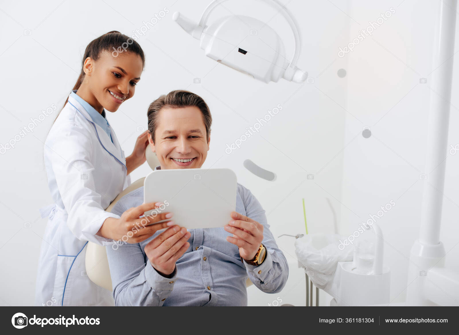 Feliz Paciente Mirando Espejo Cerca Alegre Afroamericano Dentista