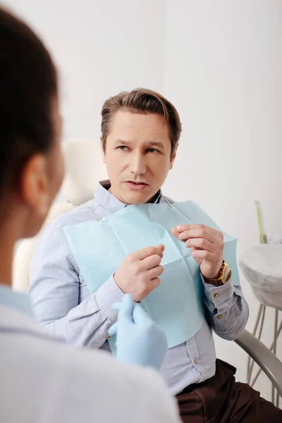 Focalizzazione Selettiva Dell Uomo Guardando Dentista Afroamericano Clinica — Foto Stock