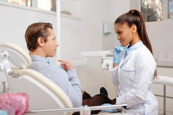 Vista Lateral Del Dentista Afroamericano Mirando Paciente — Foto de Stock