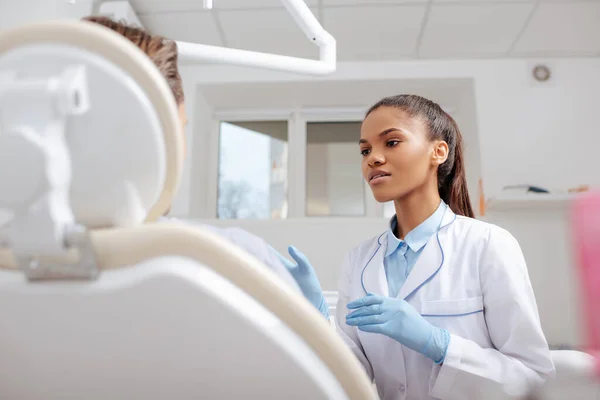 Selektivt Fokus Afrikansk Amerikansk Tandläkare Tittar Patienten — Stockfoto