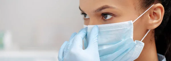 Foto Panorámica Del Dentista Afroamericano Tocando Máscara Médica — Foto de Stock