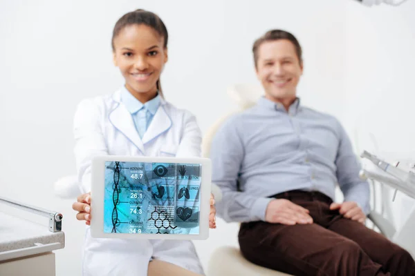 Επιλεκτική Εστίαση Χαρούμενα Αφροαμερικανός Οδοντίατρος Κρατώντας Ψηφιακό Δισκίο Ιατρική Εφαρμογή — Φωτογραφία Αρχείου