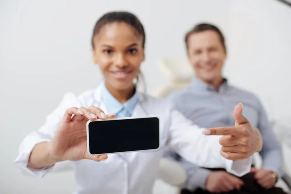 Selectieve Focus Van Vrolijke Afrikaanse Amerikaanse Tandarts Wijzen Met Vinger — Stockfoto