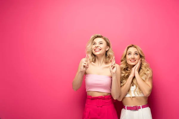 Vrolijke Blonde Vrienden Zoek Naar Omhoog Roze Achtergrond — Stockfoto