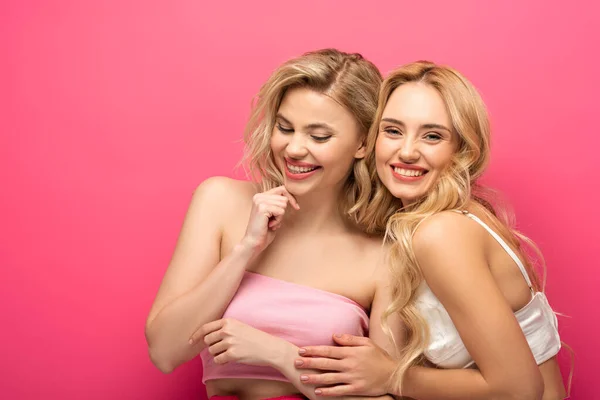 Mooie Blonde Vrouw Knuffelen Glimlachende Vriend Roze Achtergrond — Stockfoto