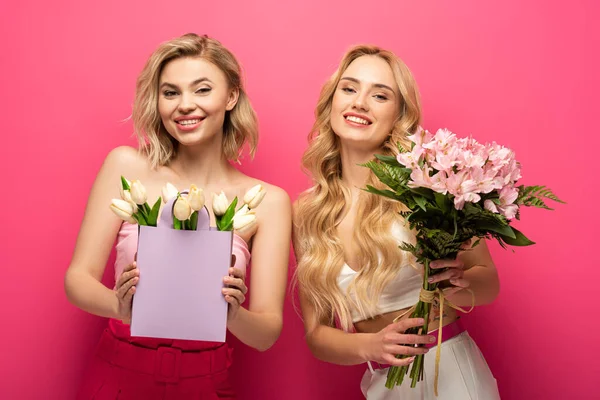 Belos Amigos Loiros Com Buquês Sorrindo Para Câmera Fundo Rosa — Fotografia de Stock