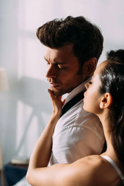 Mujer Con Los Ojos Cerrados Tocando Cara Masculina Dormitorio — Foto de Stock