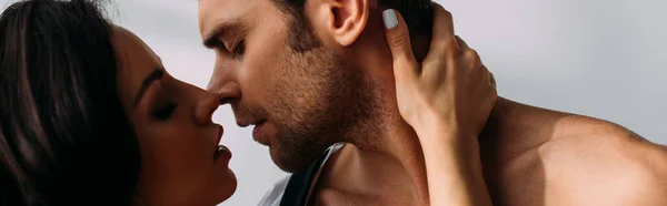 Woman Businessman Closed Eyes Hugging Kissing White Background Panoramic Shot — Stock Photo, Image
