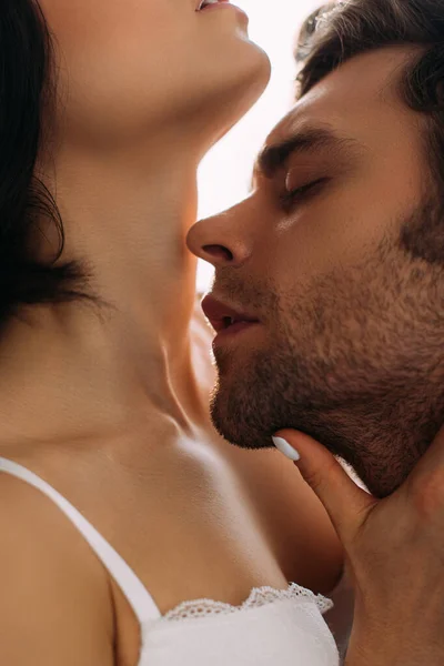Homme Aux Yeux Fermés Embrassant Femme Sur Fond Blanc — Photo
