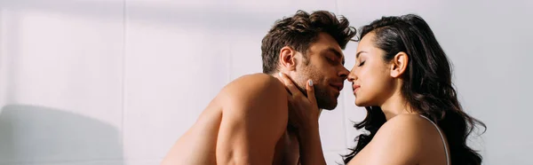 Freundin Umarmt Und Küsst Mann Mit Geschlossenen Augen Schlafzimmer Panoramaaufnahme — Stockfoto
