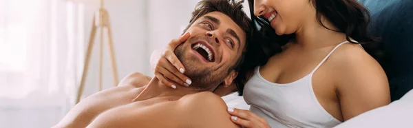 Mujer Sonriendo Abrazando Hombre Excitado Dormitorio Plano Panorámico —  Fotos de Stock