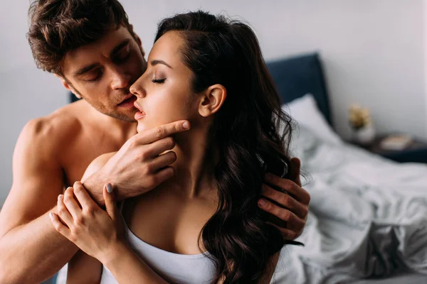 Homme Aux Yeux Fermés Étreignant Embrassant Fille Passionnée Dans Chambre — Photo