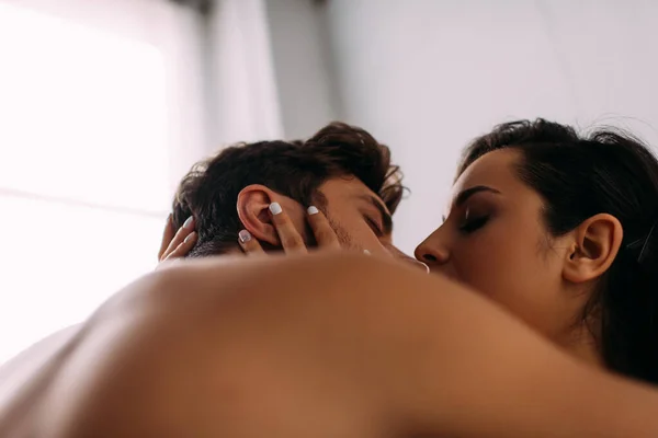 Fokus Selektif Pasangan Dengan Mata Tertutup Berciuman Dan Berpelukan Kamar — Stok Foto