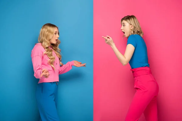 Side View Excited Blonde Sisters Showing Shrug Gesture Pointing Finger — Stock Photo, Image