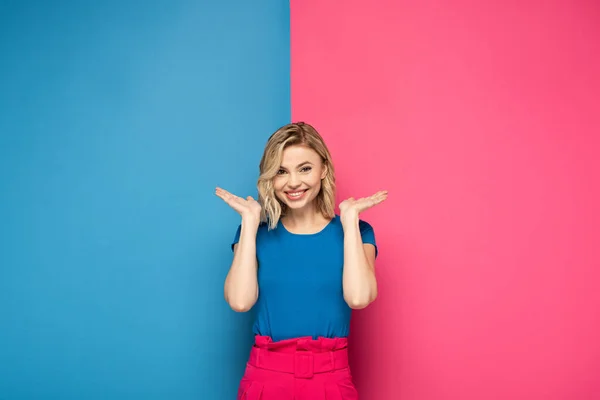 Atractiva Mujer Rubia Sonriendo Cámara Señalando Con Las Manos Sobre — Foto de Stock