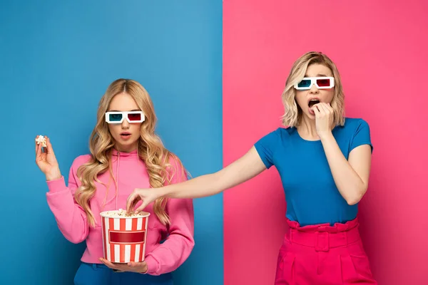 Meninas Loiras Atraentes Óculos Comendo Pipoca Fundo Azul Rosa — Fotografia de Stock