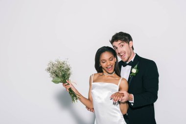 Güzel Afrikalı Amerikalı gelinin beyaz arka planda düğününü gösteren mutlu damat.