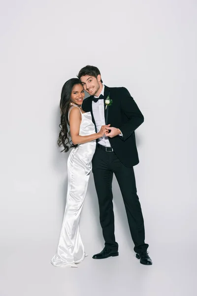 Vista Completa Feliz Elegante Interracial Recién Casados Cogidos Mano Sonriendo — Foto de Stock