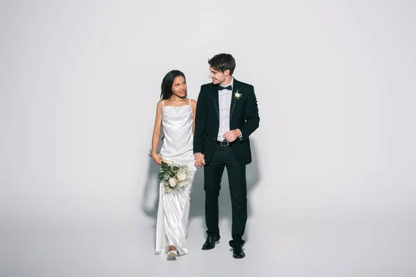 Full Length View Happy Interracial Newlyweds Holding Hands Looking Each — Stock Photo, Image