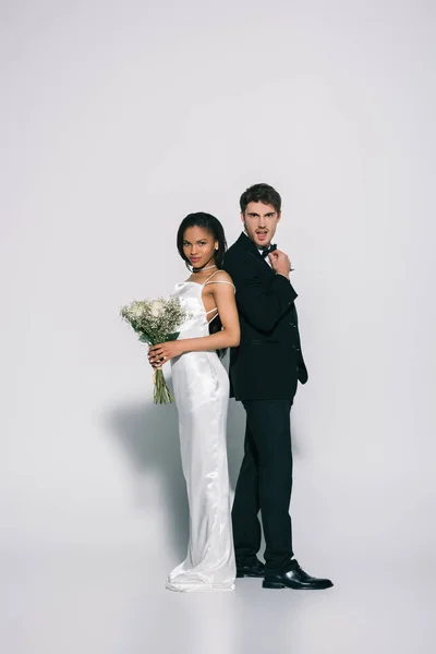 Full Length View Young Elegante Interracial Newlyweds Standing Back Back — Fotografia de Stock