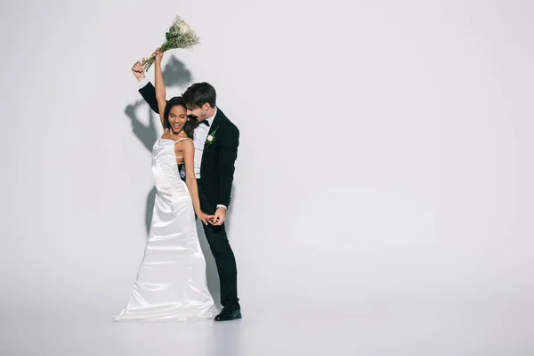 Vista Completa Jóvenes Elegantes Recién Casados Interracial Bailando Sobre Fondo — Foto de Stock