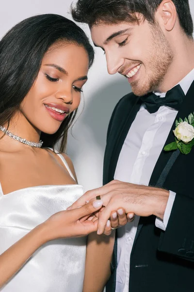 Hermosa Novia Afroamericana Poner Anillo Bodas Dedo Del Novio Feliz — Foto de Stock