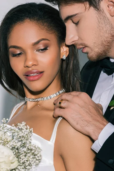 Jóképű Vőlegény Csukott Szemmel Megható Vállát Gyönyörű Afro Amerikai Menyasszony — Stock Fotó