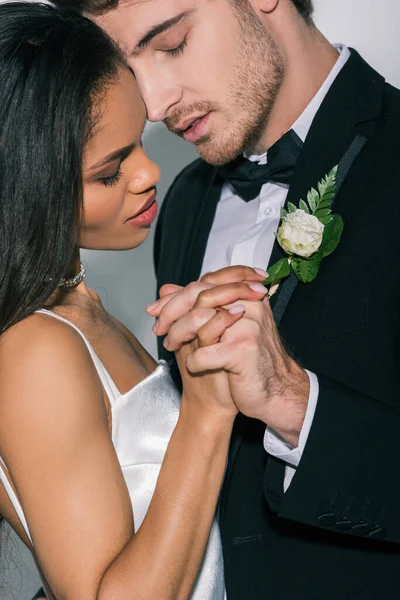 Jóvenes Recién Casados Interraciales Tomados Mano Mientras Están Pie Cara — Foto de Stock