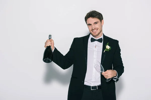 Vrolijk Bruidegom Met Champagne Fles Glas Terwijl Glimlachen Camera Witte — Stockfoto