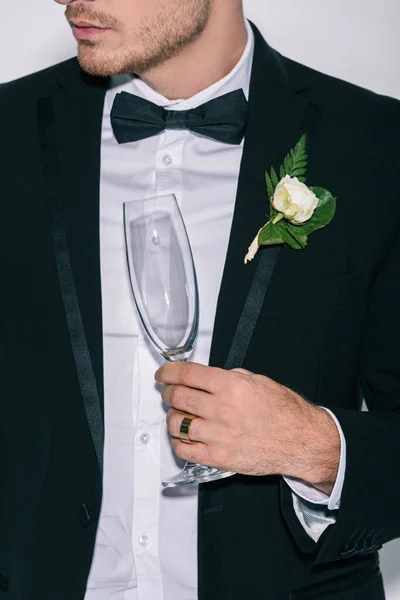 Vista Parziale Dello Sposo Possesso Bicchiere Champagne Isolato Bianco — Foto Stock