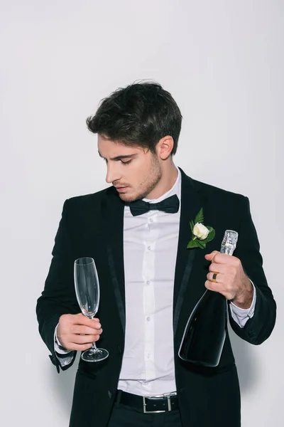 Pensoso Sposo Possesso Bicchiere Champagne Bottiglia Sfondo Bianco — Foto Stock