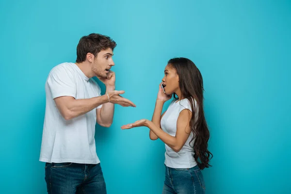 Side View Young Interracial Couple Quarreling While Talking Smartphones Blue — Stock Photo, Image