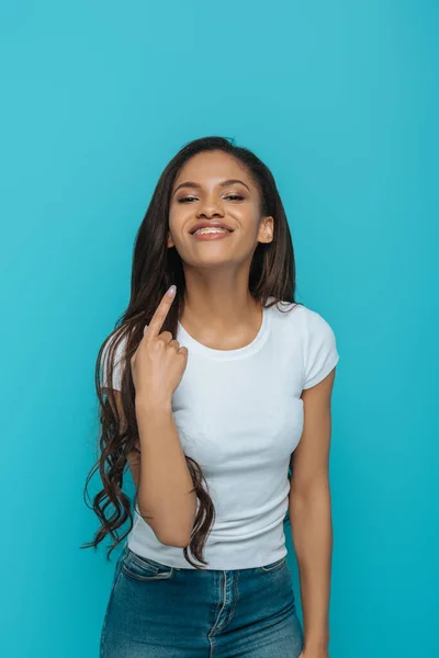 Щаслива Афроамериканська Дівчина Вказує Зубні Дужки Зуби Ізольовані Синьому — стокове фото