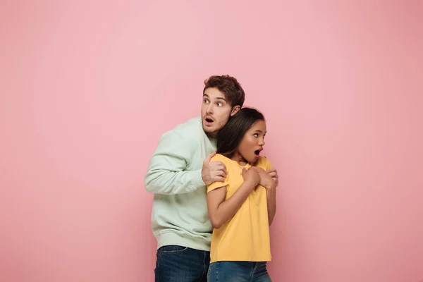 Scared Man Touching Shoulders Frightened African American Girlfriend Pink Background — Stock Photo, Image