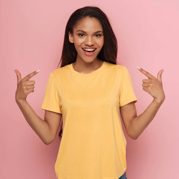 Menina Americana Africana Alegre Apontando Com Dedos Para Aparelhos Seus — Fotografia de Stock