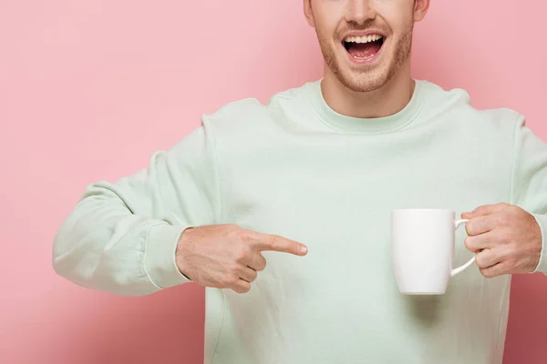 Обрізаний Вид Усміхненого Чоловіка Який Вказує Пальцем Білу Чашку Рожевому — стокове фото